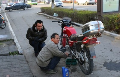 电动车修理工:天再冷,也绝不在服务质量上打折扣